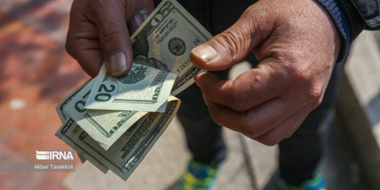 بازگشت دلار آزاد به کانال ۹۰ هزار تومان/ طلای جهانی دوباره رکورد زد