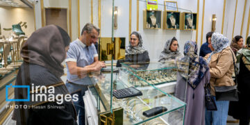 قیمت جهانی طلا ظرف ۱۰ روز حدود ۱۲۰ دلار افزایش یافت/ کاهش تقاضا در بازار تهران