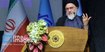 محقق داماد: شعار آوردن نفت سر سفره مردم، اشتباه بود