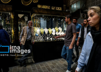 ریزش قیمت ارزها در مرکز مبادله/نوسان در بازار طلای تهران