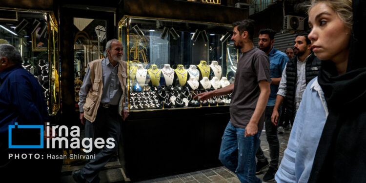 ریزش قیمت ارزها در مرکز مبادله/نوسان در بازار طلای تهران