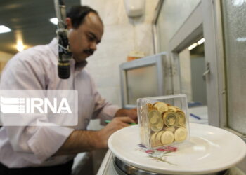 طلا باز هم عقب نشینی کرد