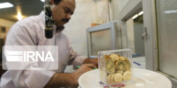 طلا باز هم عقب نشینی کرد