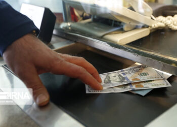 کارشناس اقتصادی: بازگشت ارز صادراتی مهم‌تر از جذب ارزهای خانگی است