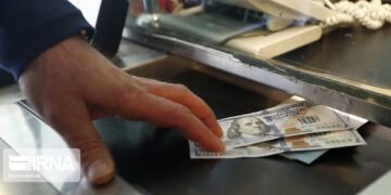 کارشناس اقتصادی: بازگشت ارز صادراتی مهم‌تر از جذب ارزهای خانگی است